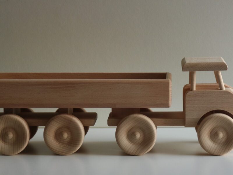 8-Wheeler Truck with a Semitrailer (2587)